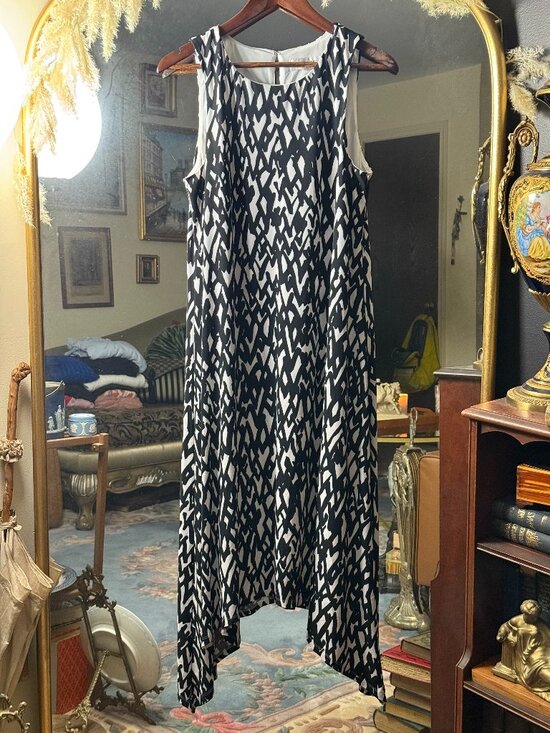 Jones Studio Dresses & Skirts - Black & White Abstract Print Sleeveless Asymmetrical Hem Modern Chic Midi Dress